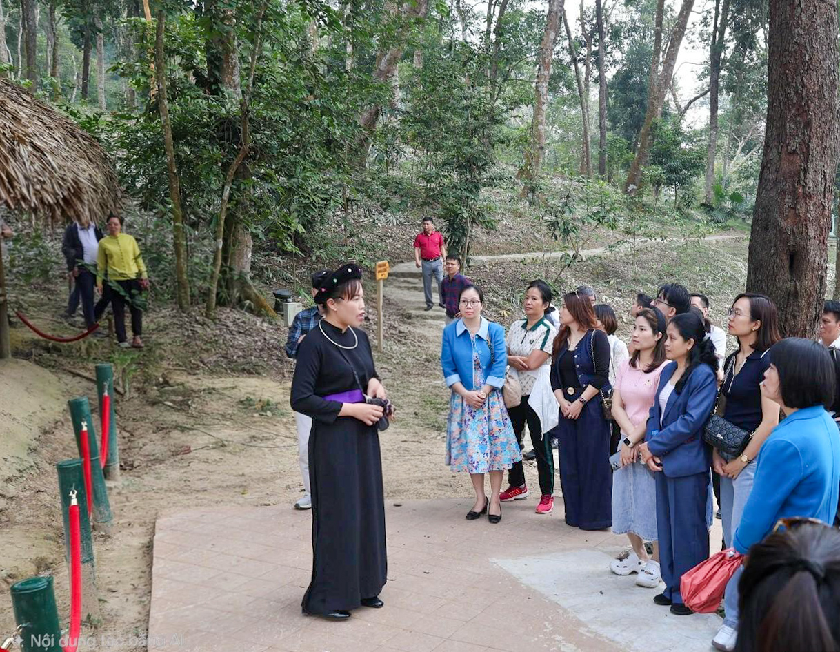 Đoàn bệnh viện nghe thuyết trình tại Lán Nà Nưa